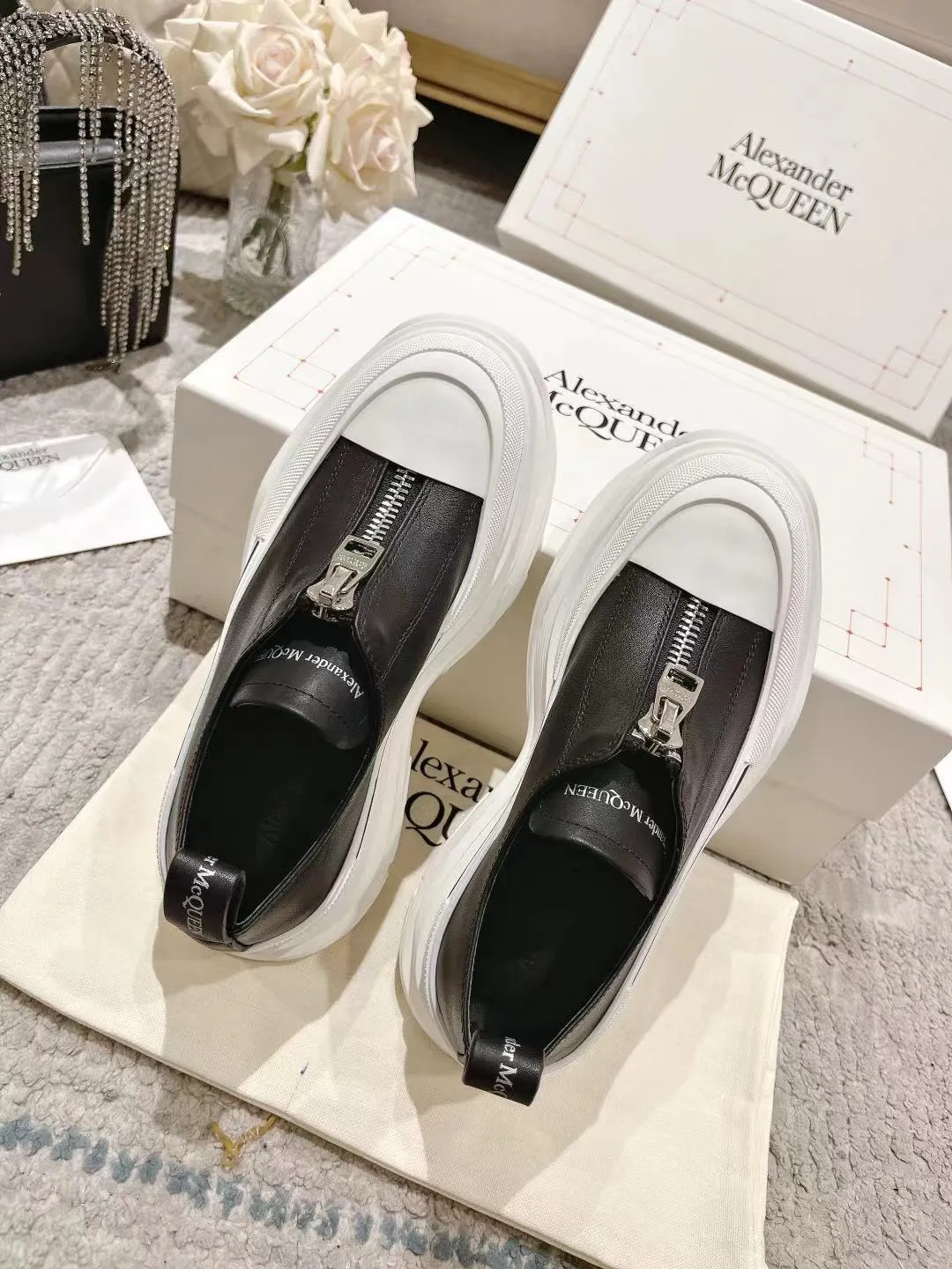 👟👟Ex-factory price 600👟👟 Men's size +10 2023 McQueen classic hot style, top version! ALEXANDERAIexanderMcQUEEN✅ has been certified. The latest 2023 counters will be launched at the same time, international T stage catwalk models. 💯Purchased from top ZP, the original version is 1:1 customized, perfectly reproduced, embellished with waterproof zippers on off-road inspired clothing, with imported anti-wear super soft sock cuffs, 3D glue bright strips, excellent comfort, outsole: original TPU double-layer combination outsole. Fabric: Imported silk cow leather Lining: Imported super soft Lycra/space cloth Foot pads: Imported silk sheepskin Size: 35-40 for women, 39-45 for men. Color: all black, black and white, all white, (add 10 for men’s model)